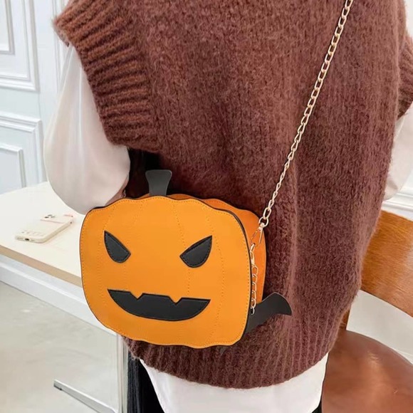HALLOWEEN PUMPKIN Jack O Lantern crossbody bag with bat charm - Picture 1 of 3